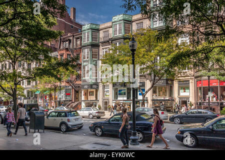 Les acheteurs et les visiteurs le long de Newbury Street, Boston's premier shopping destination, Boston, Massachusetts Banque D'Images