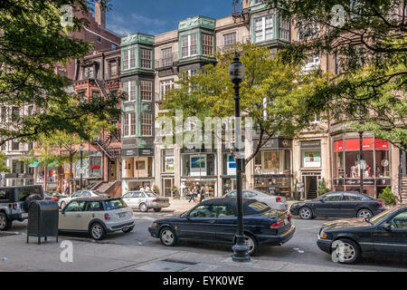 Les acheteurs et les visiteurs le long de Newbury Street, Boston's premier shopping destination, Boston, Massachusetts Banque D'Images