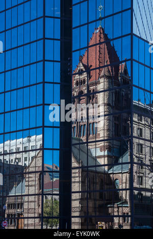 Trinity Church se reflète sur la John Hancock Tower à Copley Square à Boston, ma, USA Banque D'Images