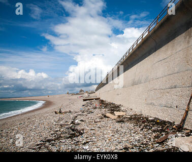 Plage de galets et la mer offrant un grand mur de défense côtière à Chiswell, Île de Portland, Dorset, England, UK Banque D'Images