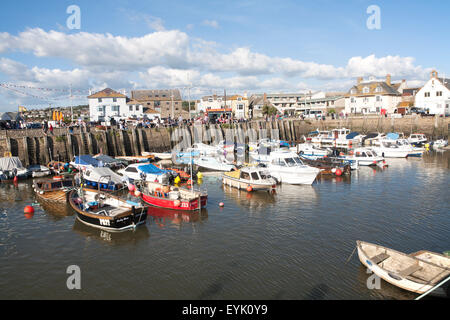 Bateaux amarrés dans le port de West Bay, Bridport, Dorset, England, UK Banque D'Images