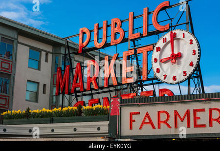 Public Market signe à Pike place Market un marché de Seattle célèbre pour ses poissons pêchés localement et le marché agricole, Seattle, Washington, États-Unis Banque D'Images
