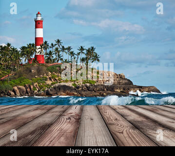 Plancher bois Plancher avec vieux phare et les vagues de la mer en arrière-plan Banque D'Images