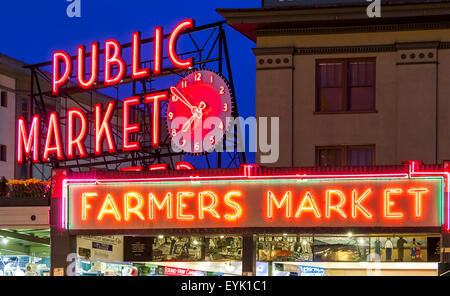 Pike place Market Neon signe à Seattle, marché de Seattle célèbre pour ses poissons pêchés localement et marché agricole, Seattle, Washington, États-Unis Banque D'Images