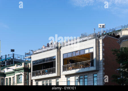 Toits de Wrigley - entreprise privée sur sièges haut de bâtiments aux environs de Wrigley Field terrain de baseball. Banque D'Images