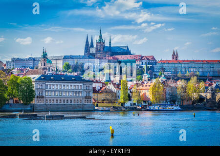 Voir d'Gradchany le Château de Prague et cathédrale Saint-Guy dans journée sur la Vltava Banque D'Images