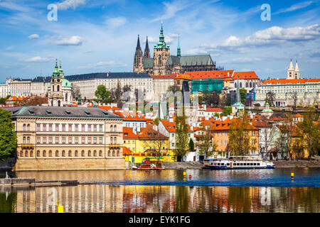 Voir d'Gradchany et le château de Prague et cathédrale Saint-Guy de Prague sur la rivière Vltava Banque D'Images