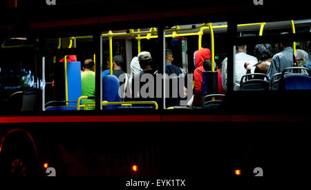 Munich, Allemagne. 30 juillet, 2015. Un bus prend un groupe de réfugiés à la réception centrale Centre d'accueil pour réfugiés à Munich, Allemagne, 30 juillet 2015. Pompiers, l'organisation de secours technique allemande et diverses organisations humanitaires ont commencé à installer des tentes et des vivres pour environ 300 réfugiés à l'encombrement au centre d'accueil. Photo : Sven Hoppe/dpa/Alamy Live News Banque D'Images