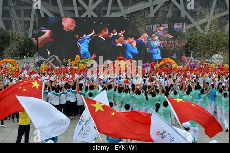 Beijing, Chine. 31 juillet, 2015. Les gens se rassemblent pour célébrer les Jeux Olympiques à Beijing en vert, capitale de la Chine, le 31 juillet 2015. Beijing, avec son voisin, Zhangjiakou ville a remporté la candidature pour accueillir les Jeux Olympiques d'hiver de 2022. Credit : Guo Yong/Xinhua/Alamy Live News Banque D'Images