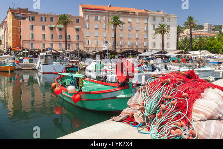 Filet de pêche colorés portant à port d'Ajaccio, Corse. Photo Gros Plan avec focus sélectif sur un avant-plan Banque D'Images