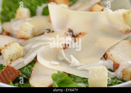 Salade césar avec poulet sur table en chêne Banque D'Images