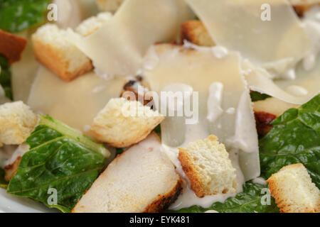 Salade césar avec poulet sur table en chêne Banque D'Images