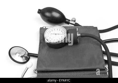 Objet de médecine. La pression artérielle avec stéthoscope isolé sur fond blanc Banque D'Images