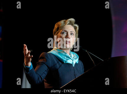 La sénatrice Hillary Clinton, D-NY, prend la parole à la National Air Traffic Controllers Association (NATCA) réunion annuelle à Washington, D.C.. Banque D'Images