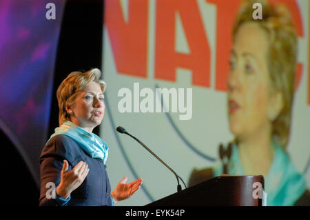 La sénatrice Hillary Clinton, D-NY, prend la parole à la National Air Traffic Controllers Association (NATCA) réunion annuelle à Washington, D.C.. Banque D'Images