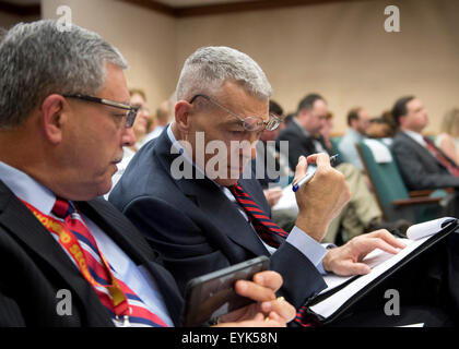 Austin, Texas USA 30 Juillet 2015:Texas Directeur, Ministère de la sécurité publique Le Colonel Steve McCraw, l est prêt à témoigner que le Texas les fonctionnaires continuent d'enquêter sur la mort de Sandra Bland, décédé le 13 juillet dans la prison du comté de Waller après un arrêt de la circulation près de Houston. L'audience à la Texas Capitol a attiré des dizaines de parlementaires et de militants qui veulent des réponses après Bland se suicide prison apparente. Credit : Bob Daemmrich/Alamy Live News Banque D'Images