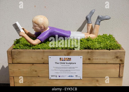 L'enfant sculpture réalisée par des étudiants de l'université loughborough la société priley riley pour célébrer 100 ans de ladybird books Banque D'Images