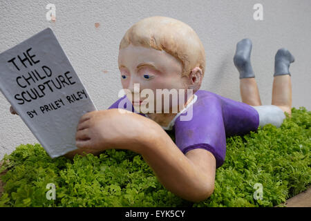 L'enfant sculpture réalisée par des étudiants de l'université loughborough la société priley riley pour célébrer 100 ans de ladybird books Banque D'Images