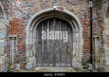 Portes en bois antique de l'église St Mary, East Bergholt, dans le Suffolk, East Anglia, Angleterre, Grande-Bretagne, Royaume-Uni. Banque D'Images