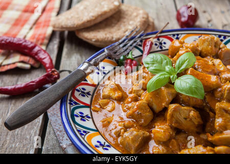 Curry de poulet tikka masala avec nan pain sur la cuvette Banque D'Images