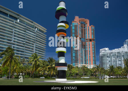 La sculpture PHARE OBSTINÉ (©Tobias Rehberger 2011) SOUTH POINTE PARK MIAMI BEACH FLORIDE USA Banque D'Images