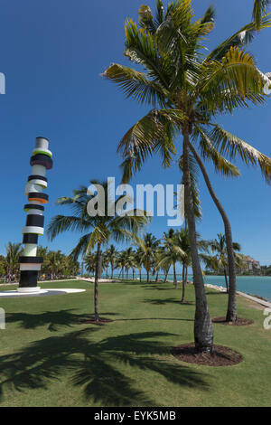 La sculpture PHARE OBSTINÉ (©Tobias Rehberger 2011) SOUTH POINTE PARK MIAMI BEACH FLORIDE USA Banque D'Images