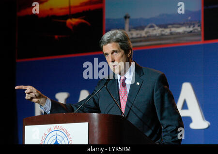 Le sénateur John Kerry (D-MA), prend la parole à la National Air Traffic Controllers Association (NATCA) réunion annuelle à Washington, D.C.. Banque D'Images