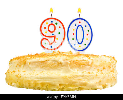 Gâteau d'anniversaire avec des bougies 90 numéro isolé sur fond blanc Banque D'Images