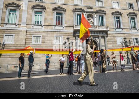 Barcelone, Catalogne, Espagne. 31 juillet, 2015. Les députés de la plate-forme 'España±un generosa' (Espagne) protestation généreuse de 50m de long avec un drapeau espagnol en face du gouvernement catalan à Barcelone pour la conformité avec la loi de drapeaux en Catalogne Crédit : Matthias Rickenbach/ZUMA/Alamy Fil Live News Banque D'Images