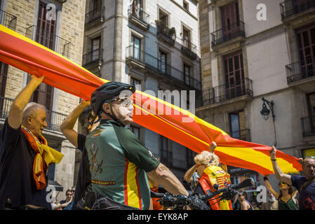 Barcelone, Catalogne, Espagne. 31 juillet, 2015. Les députés de la plate-forme 'España±un generosa' (Espagne) protestation généreuse de 50m de long avec un drapeau espagnol en face du gouvernement catalan à Barcelone pour la conformité avec la loi de drapeaux en Catalogne Crédit : Matthias Rickenbach/ZUMA/Alamy Fil Live News Banque D'Images