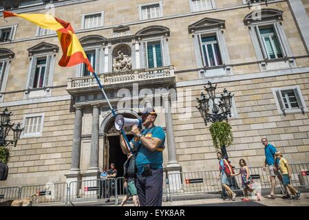 Barcelone, Catalogne, Espagne. 31 juillet, 2015. Les députés de la plate-forme 'España±un generosa' (Espagne) protestation généreuse de 50m de long avec un drapeau espagnol en face du gouvernement catalan à Barcelone pour la conformité avec la loi de drapeaux en Catalogne Crédit : Matthias Rickenbach/ZUMA/Alamy Fil Live News Banque D'Images