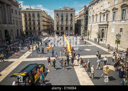 Barcelone, Catalogne, Espagne. 31 juillet, 2015. Les députés de la plate-forme 'España±un generosa' (Espagne) protestation généreuse de 50m de long avec un drapeau espagnol en face du gouvernement catalan à Barcelone pour la conformité avec la loi de drapeaux en Catalogne Crédit : Matthias Rickenbach/ZUMA/Alamy Fil Live News Banque D'Images