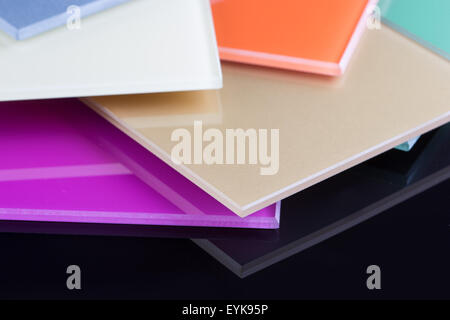 Une pile de verre de couleur sur un fond noir. de feuilles de verre Banque D'Images