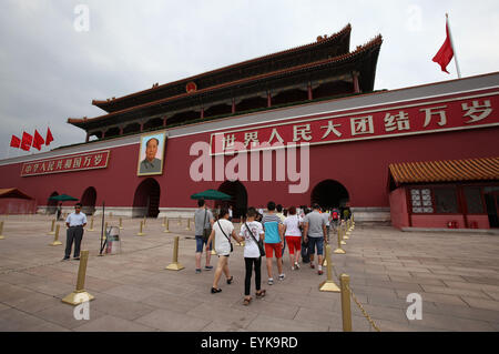 Beijing, Chine. 31 juillet, 2015. Personnes visitent la place Tian'anmen Tribune à Beijing, capitale de la Chine, le 31 juillet 2015. La Place Tian'anmen tribune sera fermé au public du 1er août au 7 septembre. © Xinhua/Alamy Live News Banque D'Images