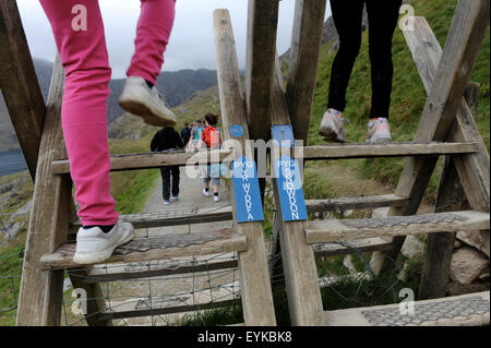 Groupe de randonneurs sur Pgy voie escalade Mont Snowdon Banque D'Images