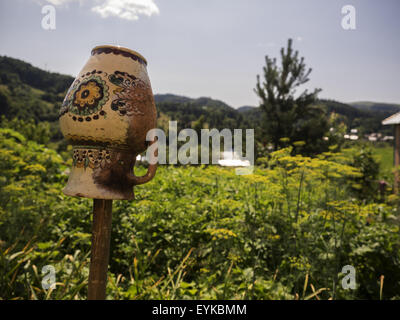 17 juillet 2015 - vieille cruche d'argile, mettre sur un bâton dans le jardin. (Crédit Image : © Igor Golovniov via Zuma sur le fil) Banque D'Images