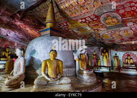 Sri Lanka, Ceylan, North Central Province, Dambulla Cave Temple, bouddhiste, UNESCO World Heritage Site, Cave, 2 statues bouddhistes Banque D'Images