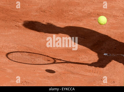 Hambourg, Allemagne. 31 juillet, 2015. Rafael Nadal de l'ombre de l'Espagne au cours du trimestre dernier match face à Cuevas de l'Uruguay, au Tournoi de Tennis ATP à Hambourg, Allemagne, 31 juillet 2015. PHOTO : DANIEL BOCKWOLDT/DPA/Alamy Live News Banque D'Images