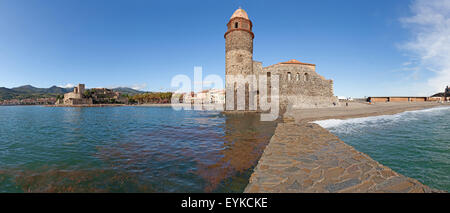 Panorama de l'Eglise Notre Dame des Anges à Collioure, France. Banque D'Images