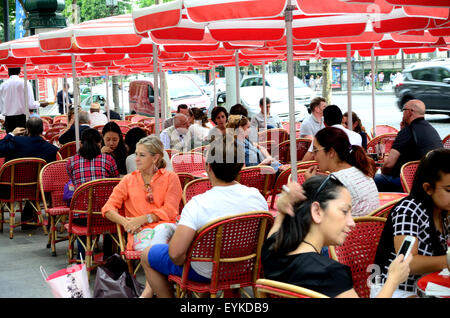 Des repas en plein air dans un café sur l'Avenue des Champs Elysées à Paris. Banque D'Images