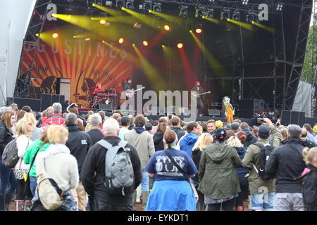 Penrith, Cumbria, Royaume-Uni. 31 juillet, 2015. Augustines en concert sur la scène principale à Kendal appelant 2015. Credit : SJN/Alamy Live News Banque D'Images