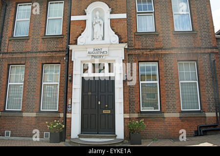 Entrée de St Augustine's Priory, une église catholique romaine à Hammersmith, Londres, Angleterre Banque D'Images