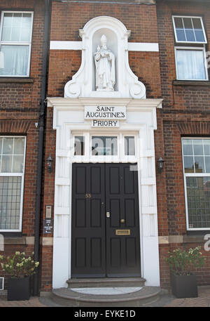 Entrée de St Augustine's Priory, une église catholique romaine à Hammersmith, Londres, Angleterre Banque D'Images