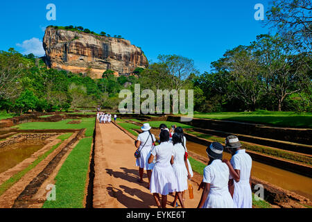 Sri Lanka, Ceylan, île forteresse de Sigiriya, le Rocher du Lion, UNESCO World Heritage site, royal gardens Banque D'Images
