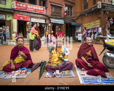 Katmandou, Népal. 31 juillet, 2015. Moines bouddhistes tibétains jouent la musique traditionnelle et prier avant la pleine lune procession à Bodhnath Stupa. Bodhnath Stupa dans le Bouda article de Katmandou est l'un des instruments les plus anciens et les stupas bouddhistes au Népal. La région est devenue le centre de la communauté des réfugiés tibétains à Katmandou. Sur les nuits de pleine lune des milliers de bouddhistes tibétains et népalais viennent à la stupa et participer dans les processions autour de la stupa. Le stupa a été lourdement endommagée par le séisme du 25 avril 2015 et les gens ne sont plus autorisés à monter sur le stupa, maintenant ils marchent Banque D'Images