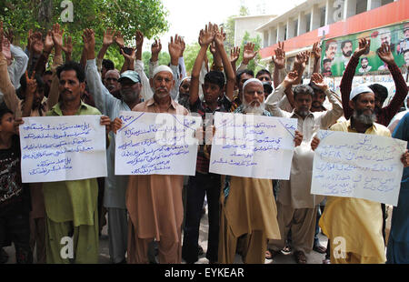 Les résidents de Latifabad n° 05 Salon pour protester contre la mafia des terres au cours d'une manifestation tenue à Hyderabad press club le vendredi, Juillet 31, 2015. Banque D'Images