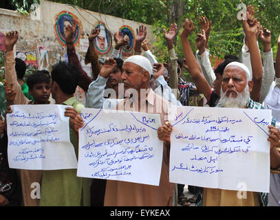 Les résidents de Latifabad n° 05 Salon pour protester contre la mafia des terres au cours d'une manifestation tenue à Hyderabad press club le vendredi, Juillet 31, 2015. Banque D'Images