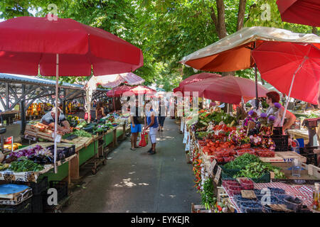 Pula, Croatie. Le marché en plein air frais de vente des fruits et légumes cultivés localement Banque D'Images