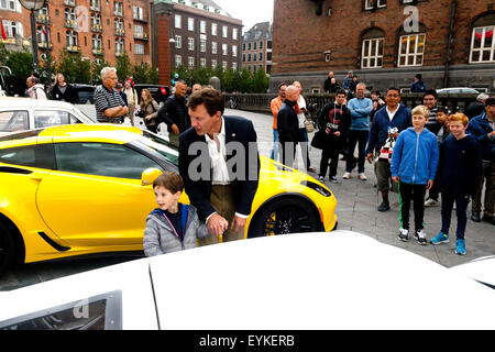 Copenhague, Danemark, 31 juillet, 2015. Le Prince Joachim du Danemark et son plus jeune fils, le Prince Henrik, jette un regard sur la voiture Zenvo danois, qui a été parmi les voitures de Grand Prix historique à Copenhague réception à l'Hôtel de Ville. Credit : OJPHOTOS/Alamy Live News Banque D'Images