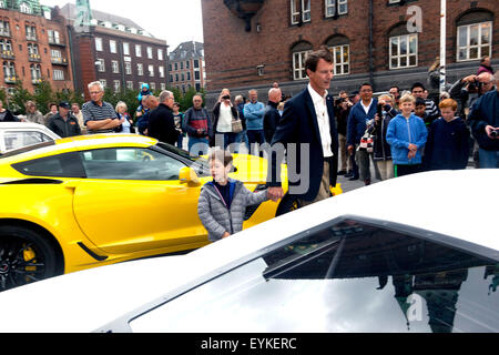 Copenhague, Danemark, 31 juillet, 2015. Le Prince Joachim du Danemark et son plus jeune fils, le Prince Henrik, jette un regard sur la voiture Zenvo danois, qui a été parmi les voitures de Grand Prix historique à Copenhague réception à l'Hôtel de Ville. Credit : OJPHOTOS/Alamy Live News Banque D'Images